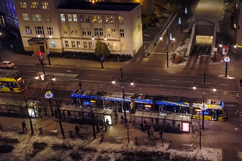 Świąteczny tramwaj na przystanku nocą