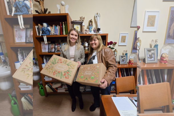 dwie kobiety trzymające paczki świąteczne