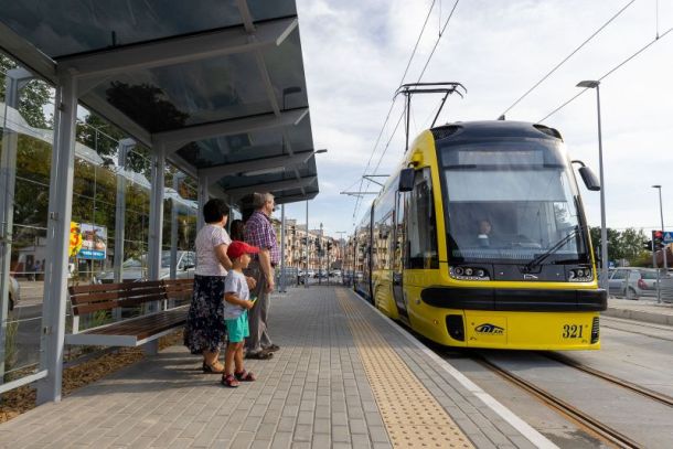 Pasażerowie czekający na nadjeżdżający tramwaj