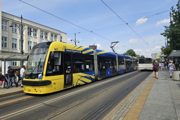 żółto-niebieski tramwaj na torowisku