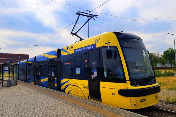 żółto-niebieski tramwaj na torowisku